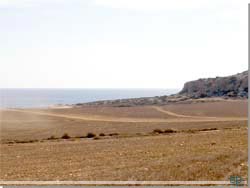 Cypern. Grusvejene ved halven og klippeformationen til hjre [Klik for et strre billede]