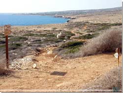 Cypern. Skilte viser sporet mellem de forrevne og skarpe sten [Klik for et strre billede]