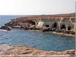 Cypern. Klippehuler ved kysten ved Ayia Napa [Klik for et strre billede]