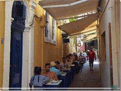 Kreta, Chania. Restaurant Tamam i den smalle gade med Hotel Lucia til hjre